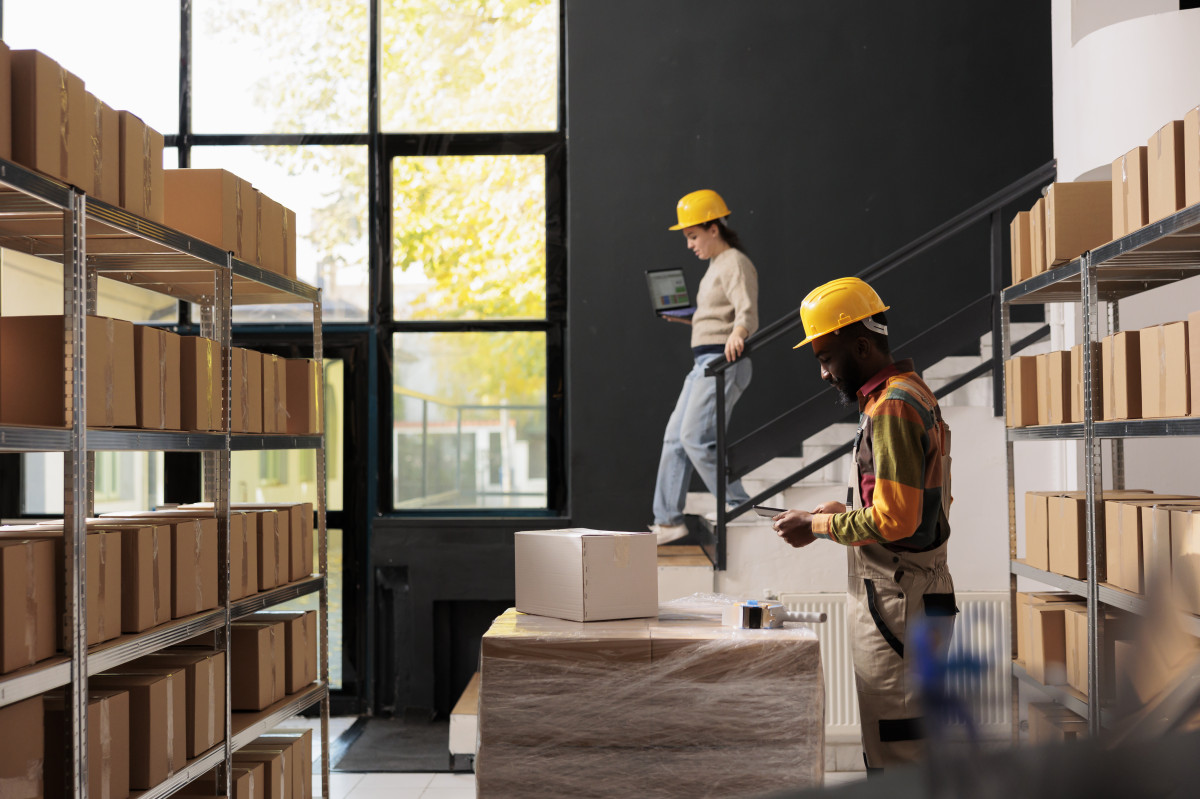 Przedsiębiorca przy hali magazynowej